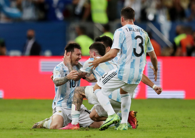 Hoàng thân Qatar báo tin vui, Messi sẽ tái ngộ Neymar ở PSG
