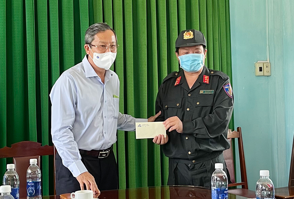 Phó Bí thư Thường trực Tỉnh ủy, Chủ tịch HĐND tỉnh An Giang Lê Văn Nưng thăm, tặng quà lực lượng phòng, chống dịch bệnh COVID-19