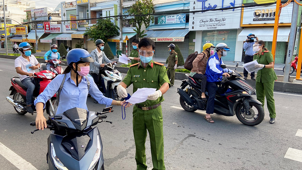 TP. Long Xuyên kiểm soát chặt người lưu thông trên đường