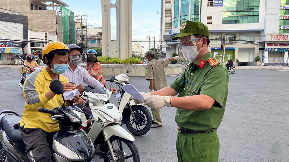 TP. Long Xuyên kiểm soát chặt người lưu thông trên đường
