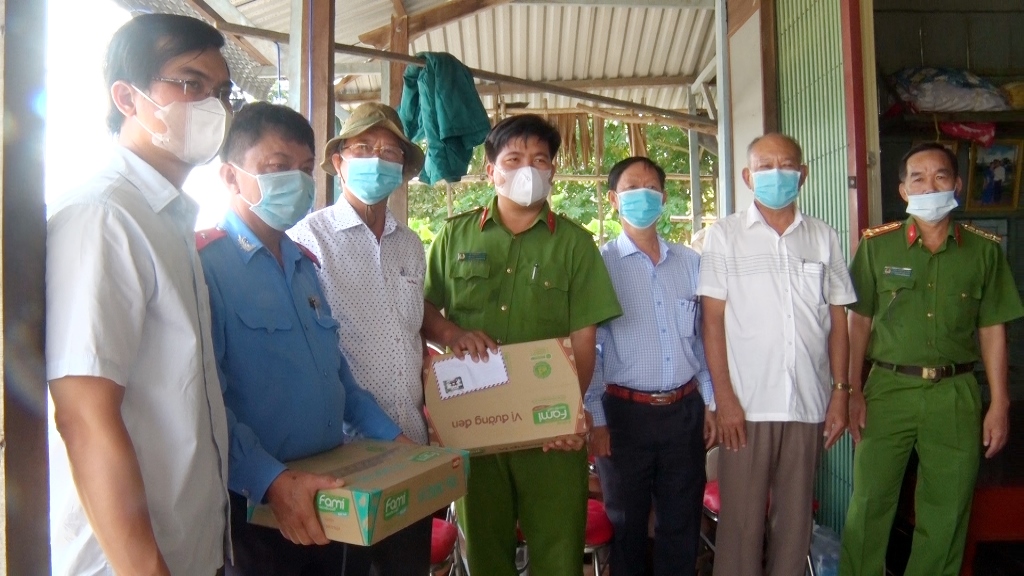 Bí thư Huyện ủy, Chủ tịch UBND huyện Tri Tôn Cao Quang Liêm động viên cán bộ, chiến sĩ chốt đường thủy phòng, chống dịch COVID-19