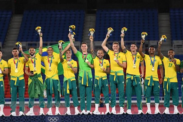 Đội bóng đá Brazil có thể bị phạt vì không mặc đồng phục lên nhận HCV