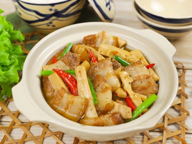Thịt ba chỉ kho măng tươi thơm nức mũi
