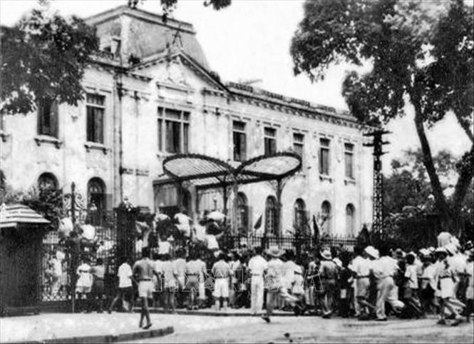 Chủ tịch Hồ Chí Minh với Cách mạng tháng Tám
