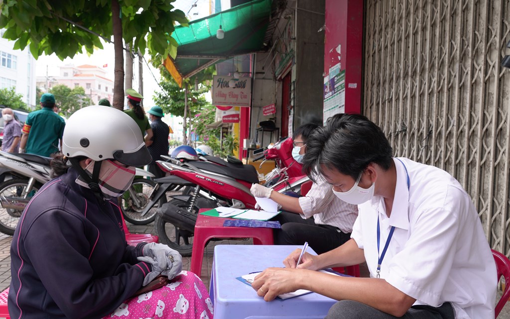 Chủ tịch UBND tỉnh An Giang Nguyễn Thanh Bình thăm, động viên lực lượng làm nhiệm vụ tại các chốt kiểm soát dịch COVID-19 trên địa bàn TP. Long Xuyên