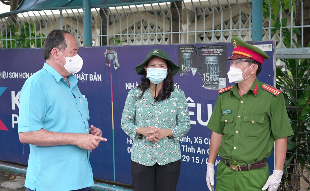 Chủ tịch UBND tỉnh An Giang Nguyễn Thanh Bình thăm, động viên lực lượng làm nhiệm vụ tại các chốt kiểm soát dịch COVID-19 trên địa bàn TP. Long Xuyên