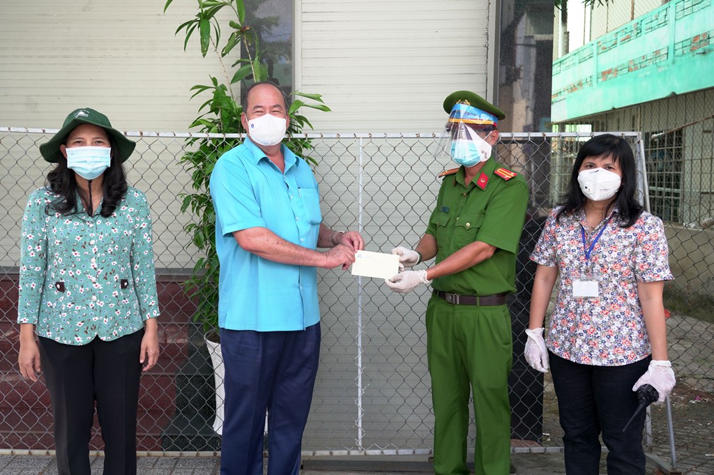 Chủ tịch UBND tỉnh An Giang Nguyễn Thanh Bình thăm, động viên lực lượng làm nhiệm vụ tại các chốt kiểm soát dịch COVID-19 trên địa bàn TP. Long Xuyên