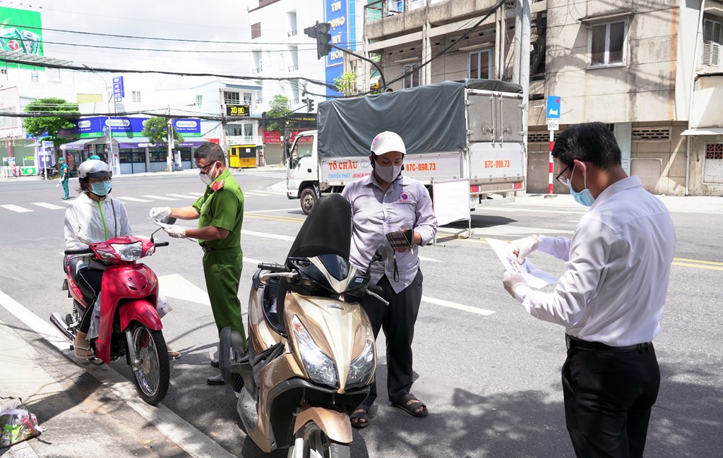 Chủ tịch UBND tỉnh An Giang Nguyễn Thanh Bình thăm, động viên lực lượng làm nhiệm vụ tại các chốt kiểm soát dịch COVID-19 trên địa bàn TP. Long Xuyên