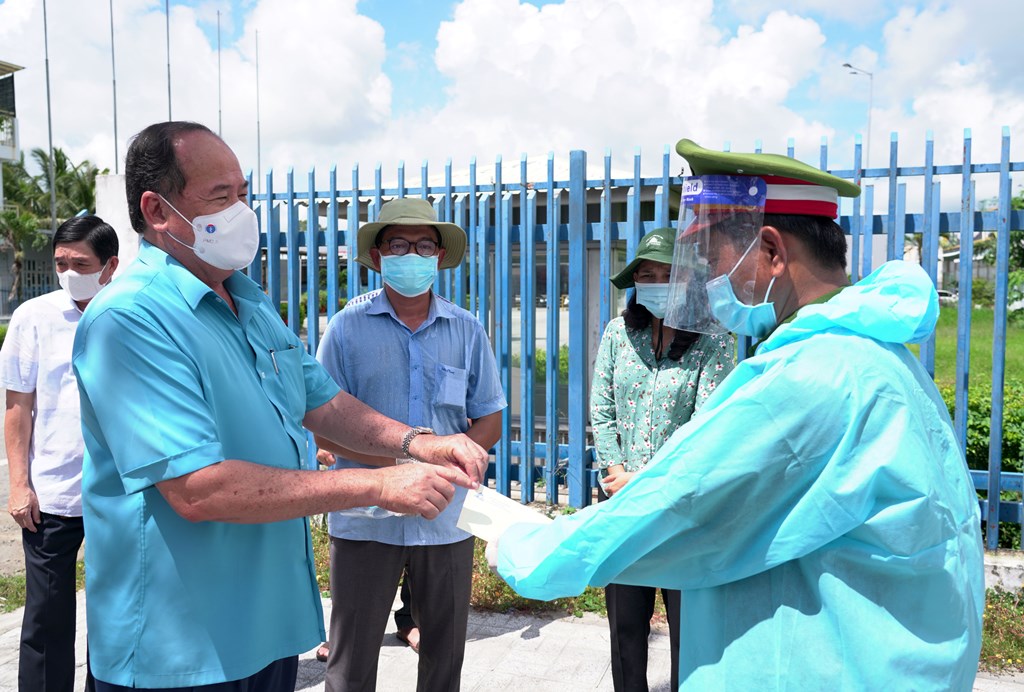 Chủ tịch UBND tỉnh An Giang Nguyễn Thanh Bình thăm, động viên lực lượng làm nhiệm vụ tại các chốt kiểm soát dịch COVID-19 trên địa bàn TP. Long Xuyên
