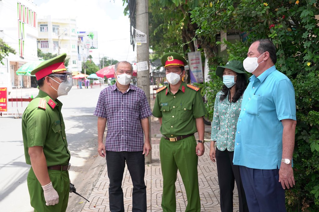 Chủ tịch UBND tỉnh An Giang Nguyễn Thanh Bình thăm, động viên lực lượng làm nhiệm vụ tại các chốt kiểm soát dịch COVID-19 trên địa bàn TP. Long Xuyên
