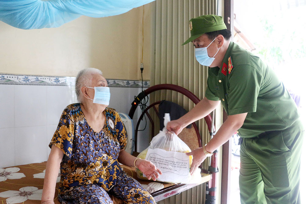Phòng Cảnh sát Thi hành án hình sự và Hỗ trợ tư pháp Công an tỉnh An Giang tặng 500 phần quà cho người dân gặp khó khăn