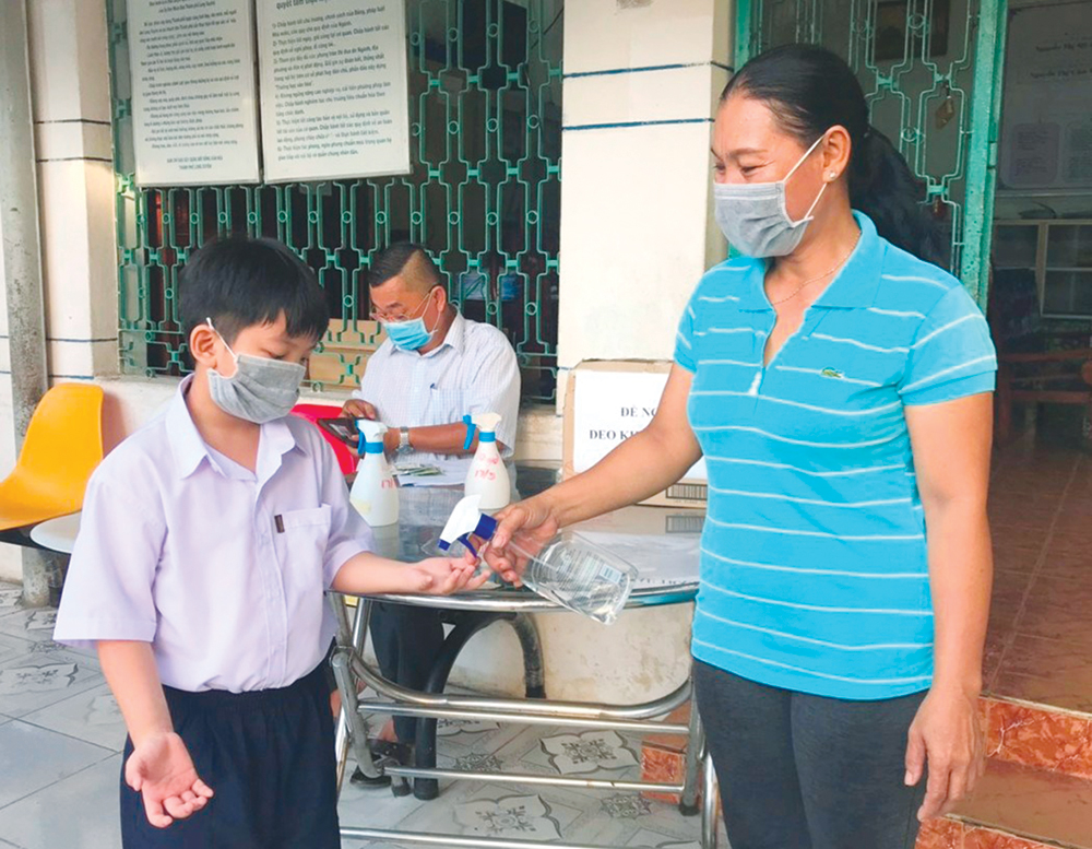 Phụ huynh chuẩn bị cho con trở lại trường