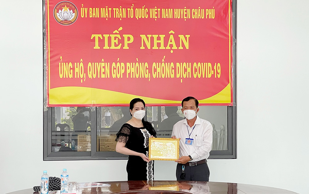 UBMTTQVN huyện Châu Phú tiếp nhận tiền và hiện vật ủng hộ phòng, chống dịch COVID-19
