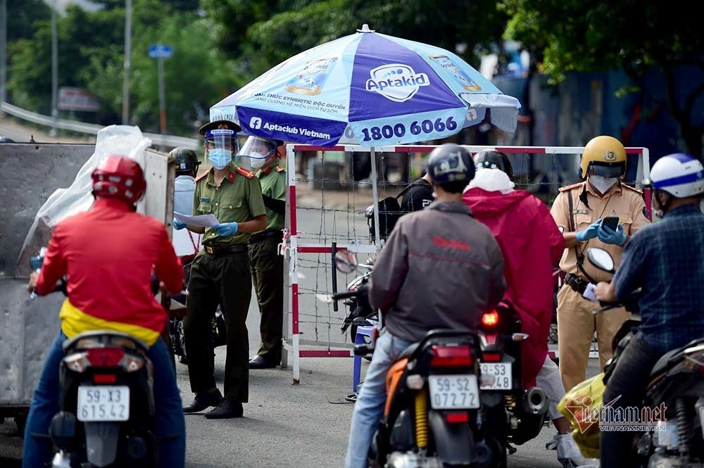 TP.HCM nới lỏng thêm 3 nhóm được đi đường, tăng cường shipper giao hàng