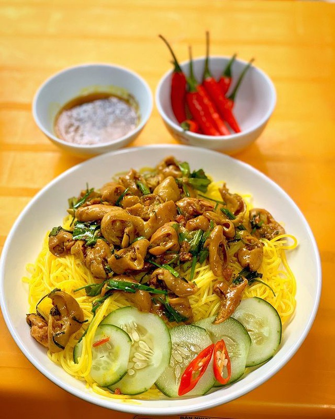 Bún xào lòng nghệ - món đặc sản thơm ngon và "trị ho" nổi tiếng xứ Huế