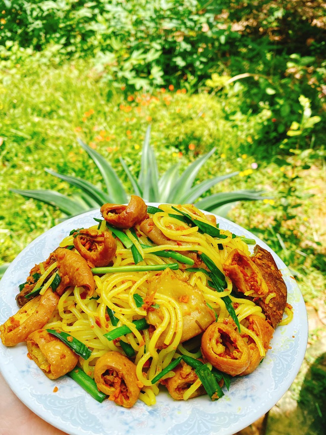 Bún xào lòng nghệ - món đặc sản thơm ngon và "trị ho" nổi tiếng xứ Huế