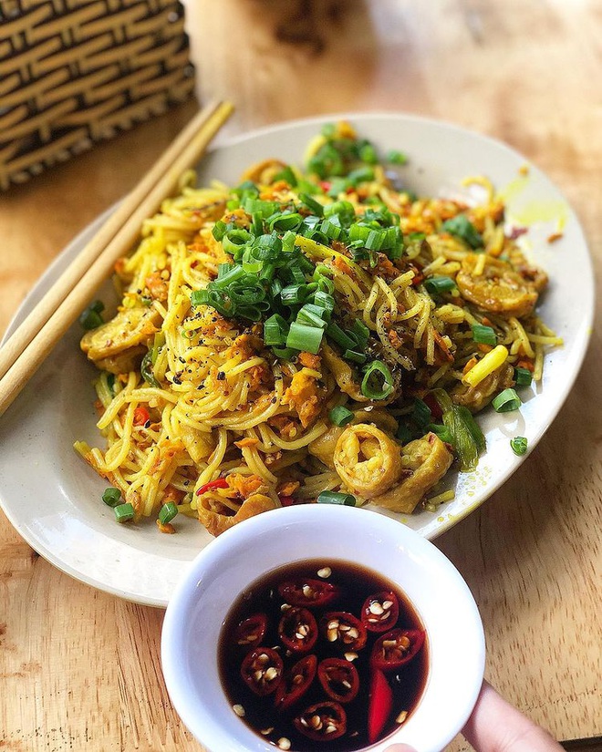 Bún xào lòng nghệ - món đặc sản thơm ngon và "trị ho" nổi tiếng xứ Huế