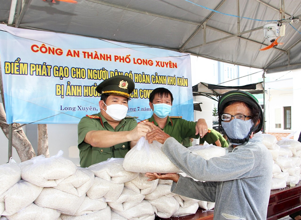 “Lá chắn thép” giữ gìn biên giới Tây Nam - Kỳ 4: Công an An Giang chung tay thực hiện an sinh xã hội