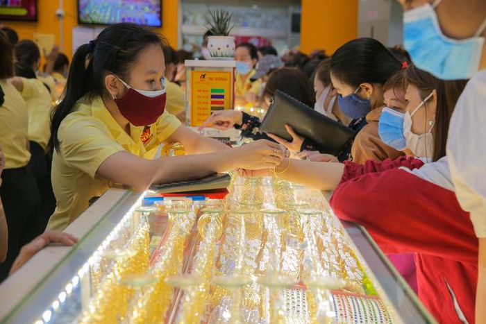Giá vàng hôm nay 1-9: Lao lên dốc dù USD tăng giá