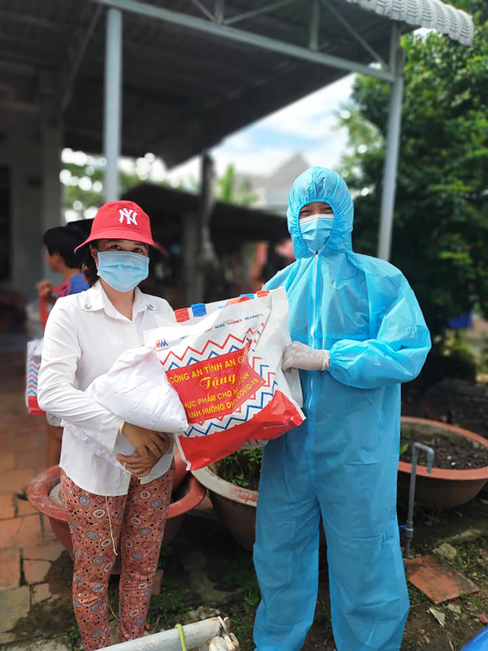 “Lá chắn thép” giữ gìn biên giới Tây Nam - Kỳ 4: Công an An Giang chung tay thực hiện an sinh xã hội
