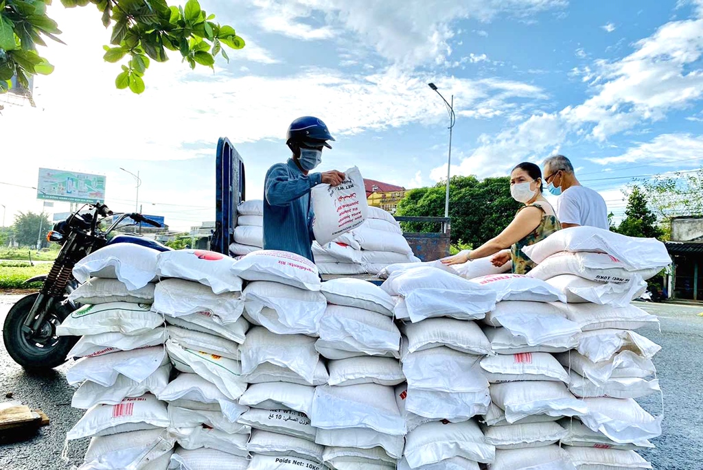 Tín đồ Phật giáo Hòa Hảo tham gia chống dịch