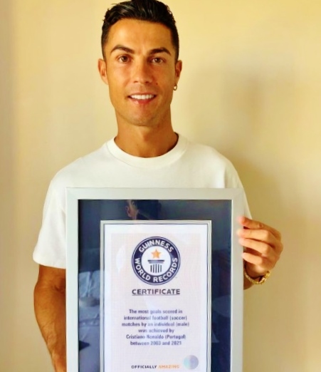 Ronaldo nhận kỷ lục Guiness