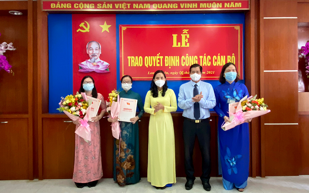 TP. Long Xuyên trao quyết định công tác cán bộ