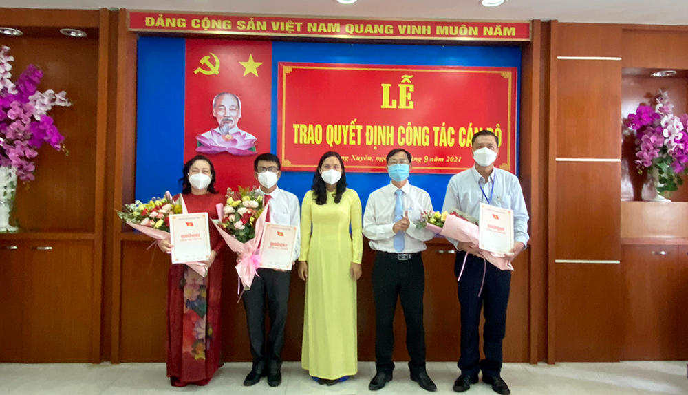 TP. Long Xuyên trao quyết định công tác cán bộ