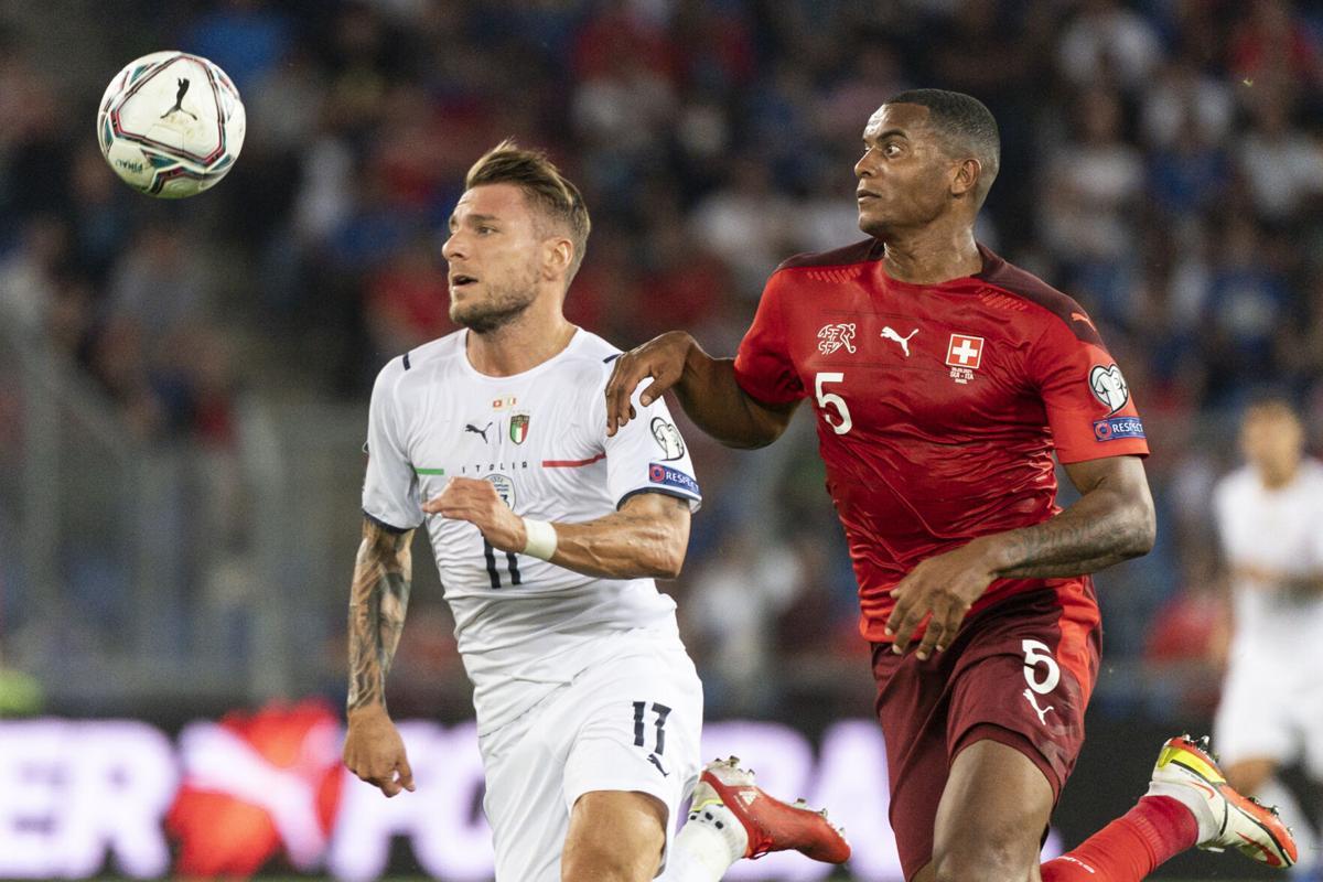 MU tậu Phillips, Barca chốt Dani Olmo