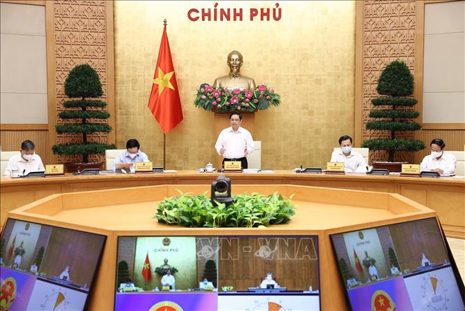 Thủ tướng: Nghiên cứu kỹ, khoa học để thích ứng an toàn với dịch COVID-19