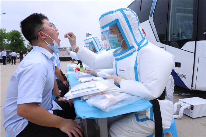 COVID-19 tới 6 giờ 6-9: Thế giới trên 221 triệu ca bệnh; Ca mắc mới/ngày tại Nga cao nhất