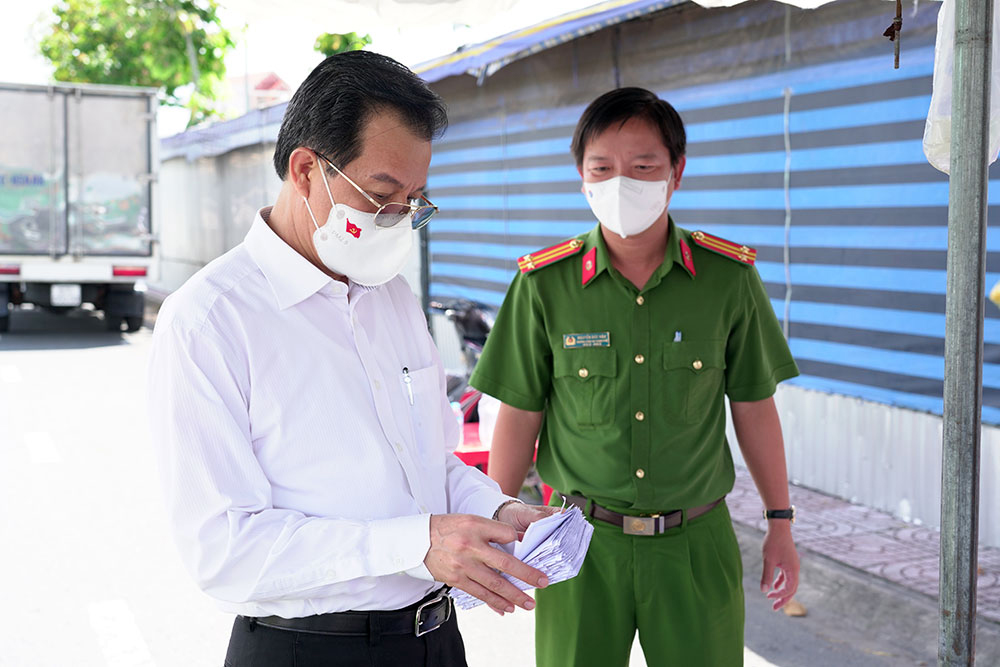 Lãnh đạo tỉnh khảo sát việc thực hiện giãn cách xã hội phòng, chống dịch bệnh COVID-19 trên địa bàn TP. Long Xuyên