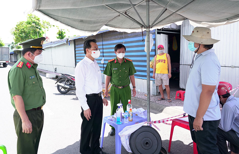 Lãnh đạo tỉnh khảo sát việc thực hiện giãn cách xã hội phòng, chống dịch bệnh COVID-19 trên địa bàn TP. Long Xuyên