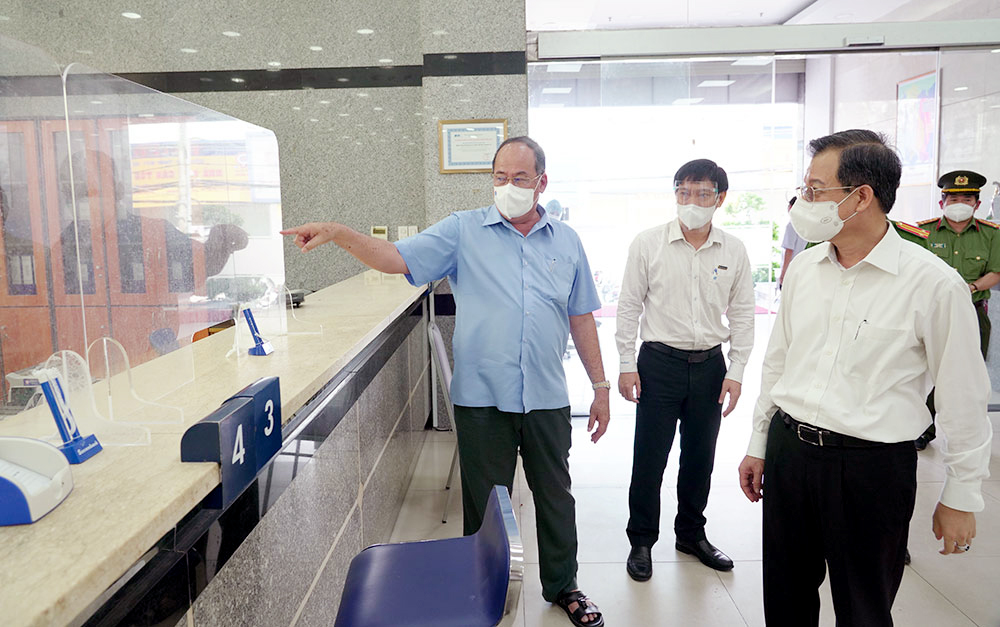 Lãnh đạo tỉnh khảo sát việc thực hiện giãn cách xã hội phòng, chống dịch bệnh COVID-19 trên địa bàn TP. Long Xuyên