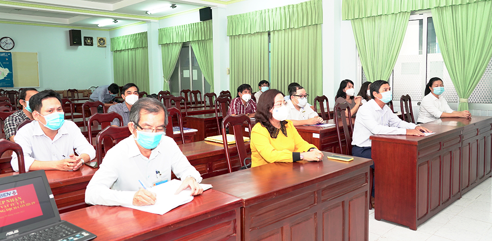 BIDV chi nhánh An Giang tặng 1.500 bộ đồ bảo hộ và 1.500 khẩu trang N95 cho ngành y tế An Giang phòng, chống COVID-19