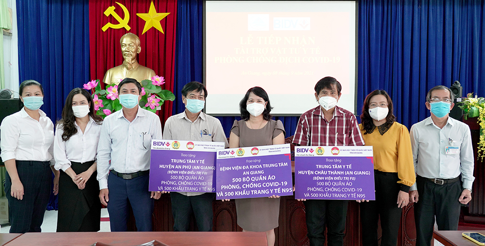 BIDV chi nhánh An Giang tặng 1.500 bộ đồ bảo hộ và 1.500 khẩu trang N95 cho ngành y tế An Giang phòng, chống COVID-19