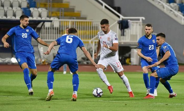 Ý, Đức thị uy sức mạnh, Tây Ban Nha chật vật tại 'đất dữ' Kosovo
