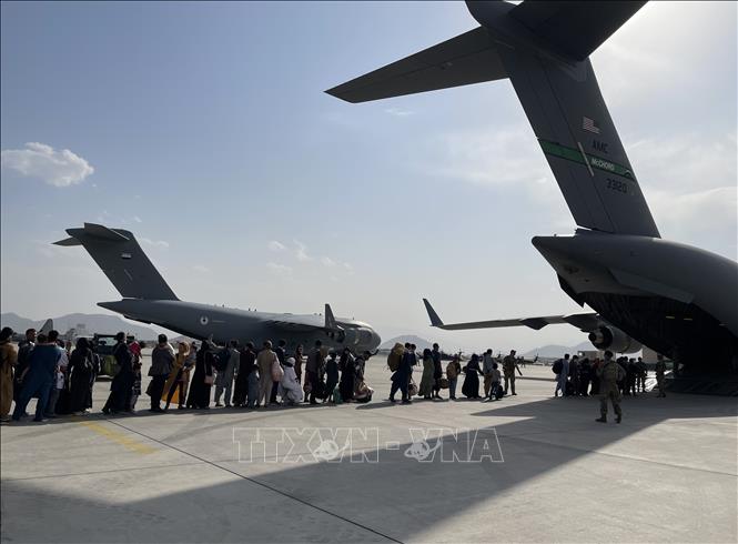 Taliban cho phép 200 công dân Mỹ và công dân nước thứ 3 rời khỏi Afghanistan