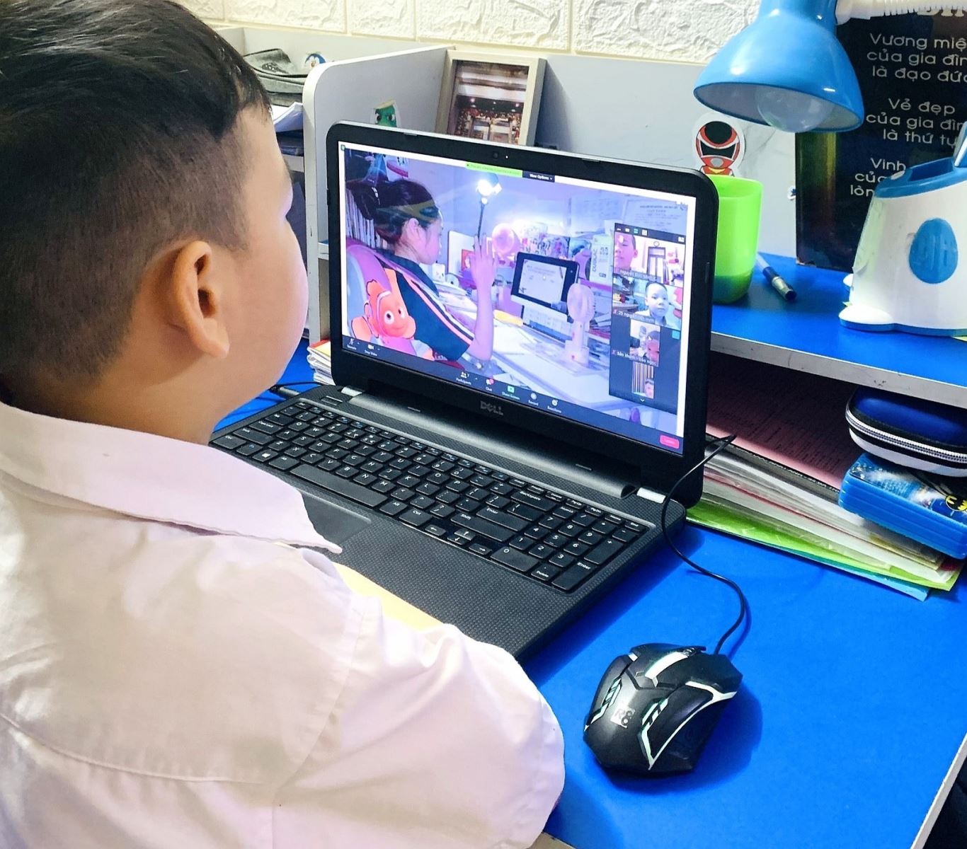 Nỗi lòng phụ huynh có con học lớp 1 trực tuyến