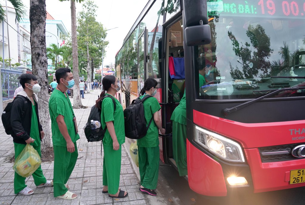 Trên 200 y, bác sĩ và sinh viên ngành y hỗ trợ TP. Châu Đốc lấy mẫu test nhanh kháng nguyên trong cộng đồng