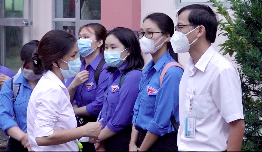 Trên 200 y, bác sĩ và sinh viên ngành y hỗ trợ TP. Châu Đốc lấy mẫu test nhanh kháng nguyên trong cộng đồng