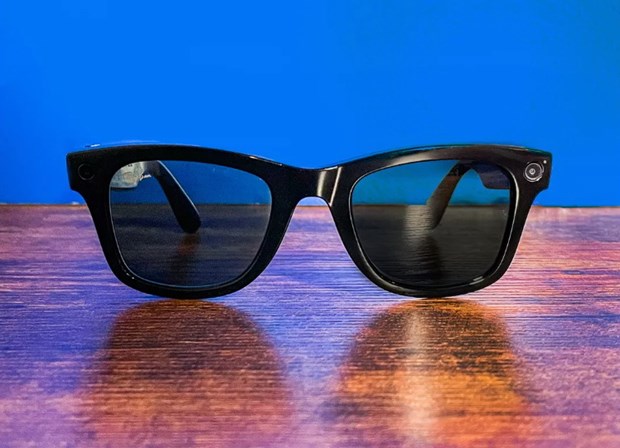 Facebook kết hợp với Ray-Ban ra mắt kính râm 'thông minh'