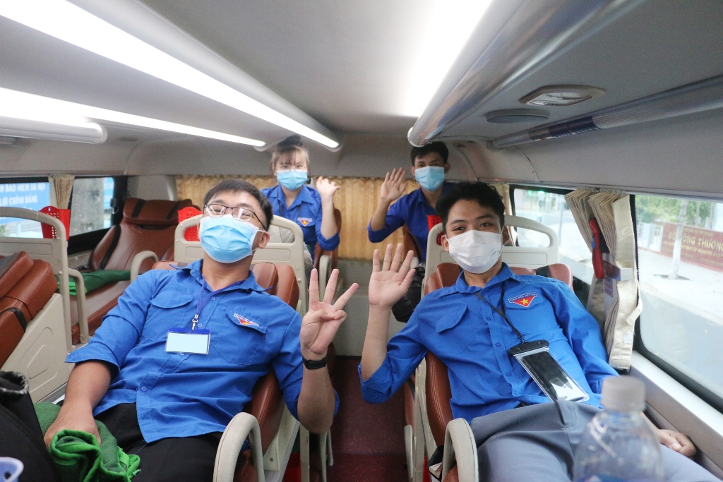 Trên 200 y, bác sĩ và sinh viên ngành y hỗ trợ TP. Châu Đốc lấy mẫu test nhanh kháng nguyên trong cộng đồng