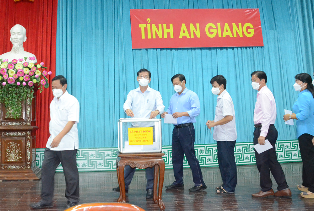 Thủ tướng Chính phủ Phạm Minh Chính chủ trì lễ phát động trực tuyến toàn quốc chương trình "Sóng và máy tính cho em”