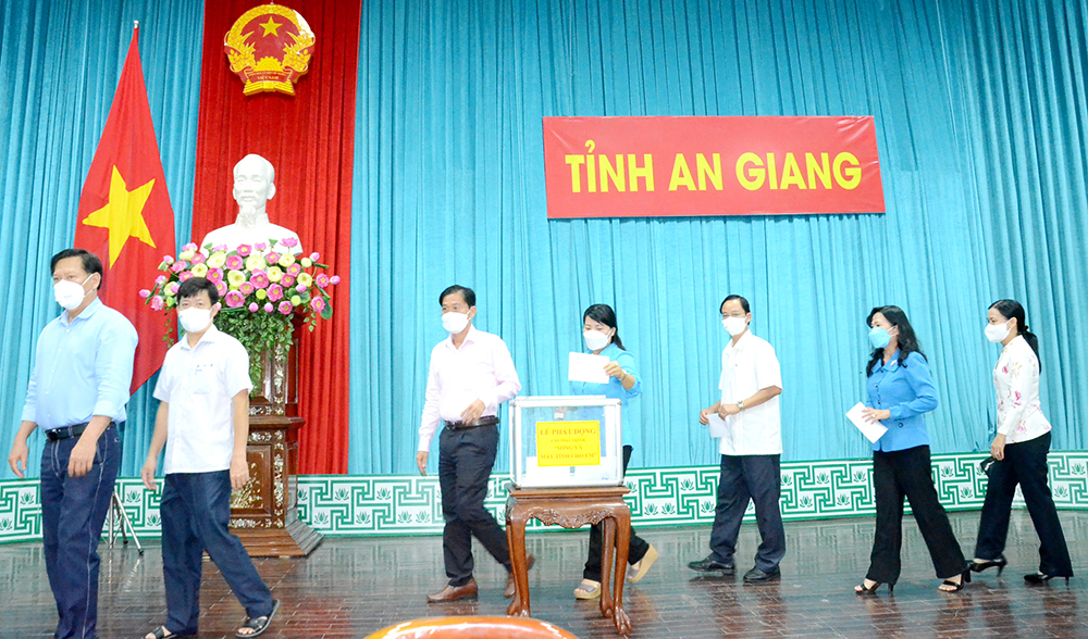 Thủ tướng Chính phủ Phạm Minh Chính chủ trì lễ phát động trực tuyến toàn quốc chương trình "Sóng và máy tính cho em”