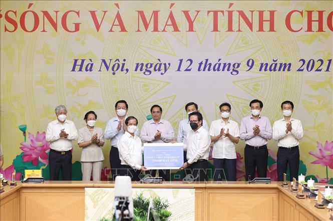 Thủ tướng phát động Chương trình 'Sóng và máy tính cho em'