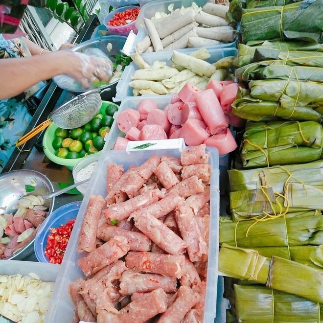 Món ăn "rẻ bèo" gốc miền Trung được cải biến "làm mưa làm gió" ở Sài Gòn