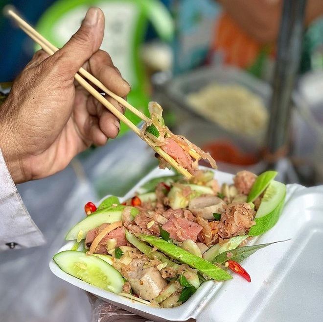 Món ăn "rẻ bèo" gốc miền Trung được cải biến "làm mưa làm gió" ở Sài Gòn