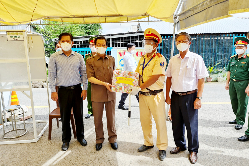 Bí thư Tỉnh ủy An Giang Lê Hồng Quang kiểm tra công tác phòng, chống dịch bệnh COVID-19 ở huyện Tri Tôn