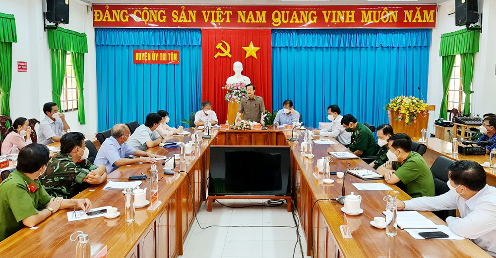 Bí thư Tỉnh ủy An Giang Lê Hồng Quang kiểm tra công tác phòng, chống dịch bệnh COVID-19 ở huyện Tri Tôn